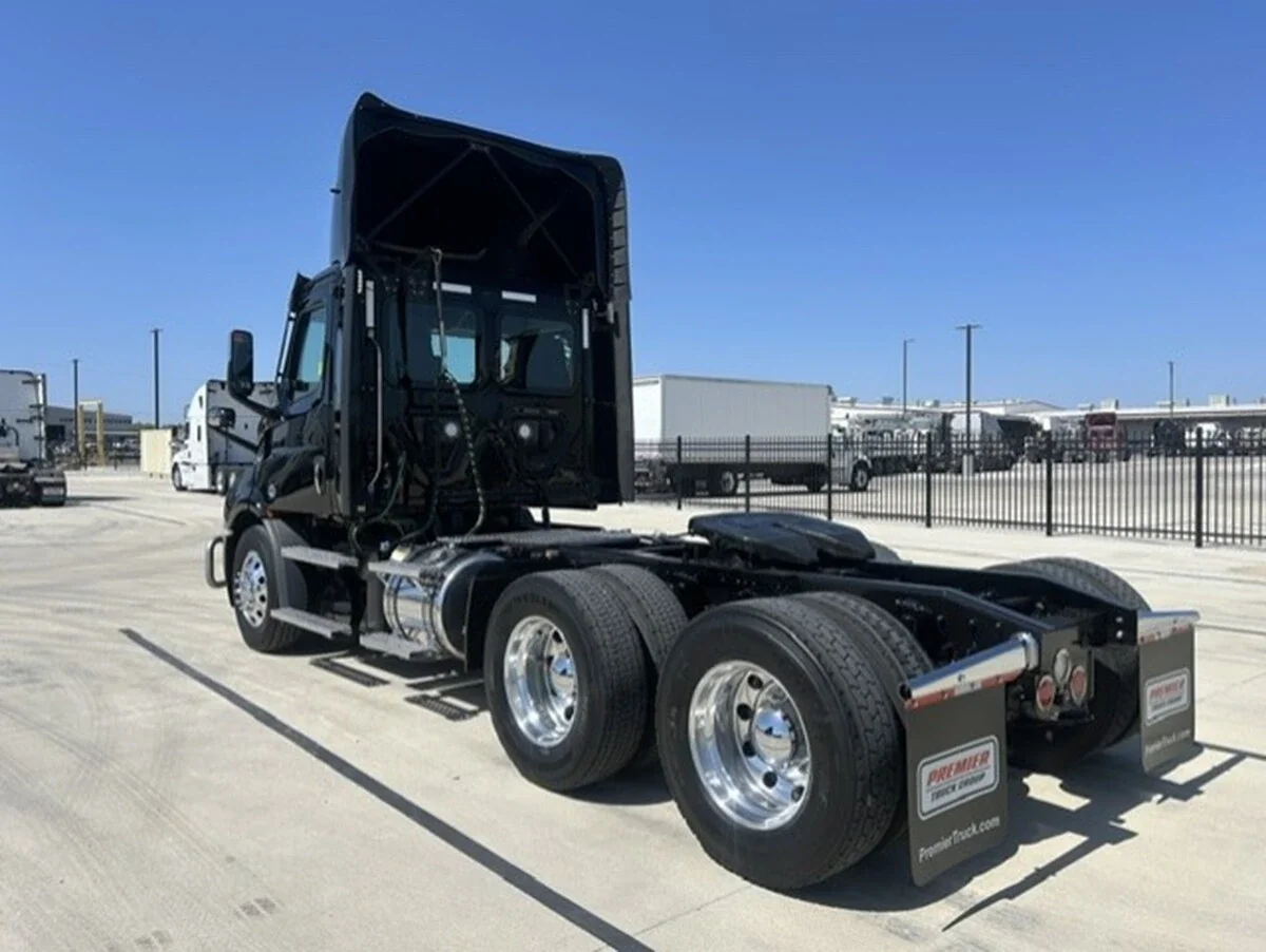 2023 Freightliner Cascadia — photo 3