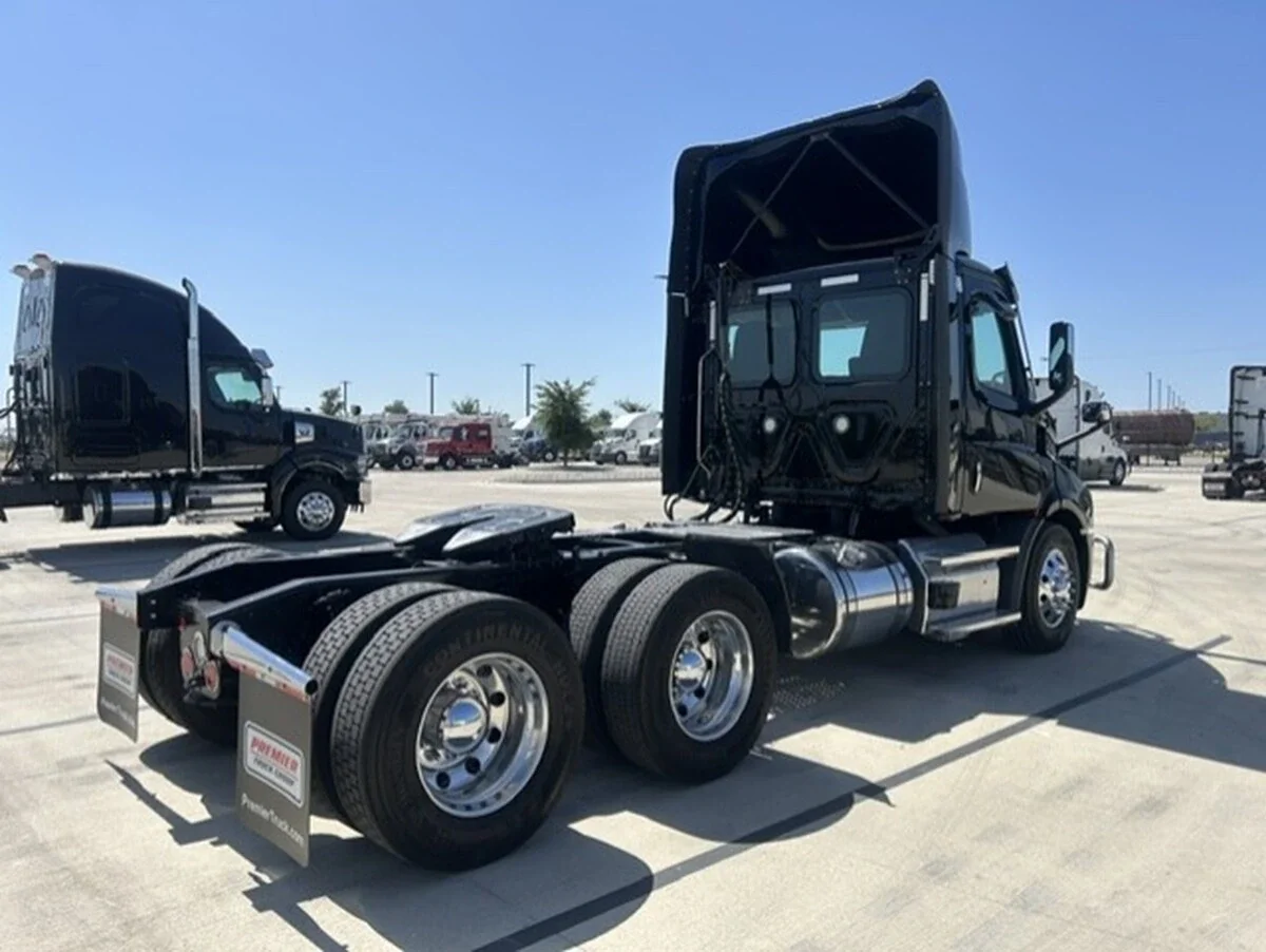 2023 Freightliner Cascadia — photo 8