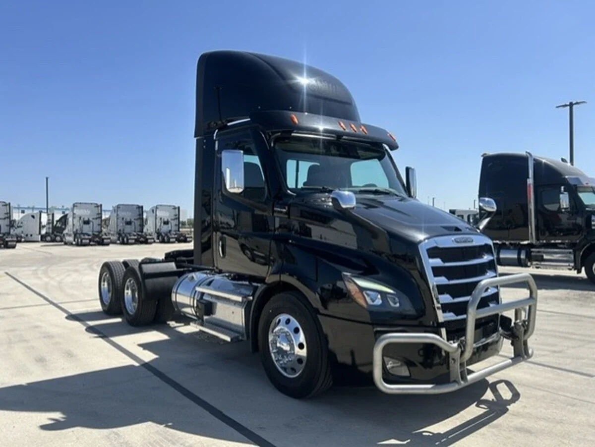 2023 Freightliner Cascadia — photo 6