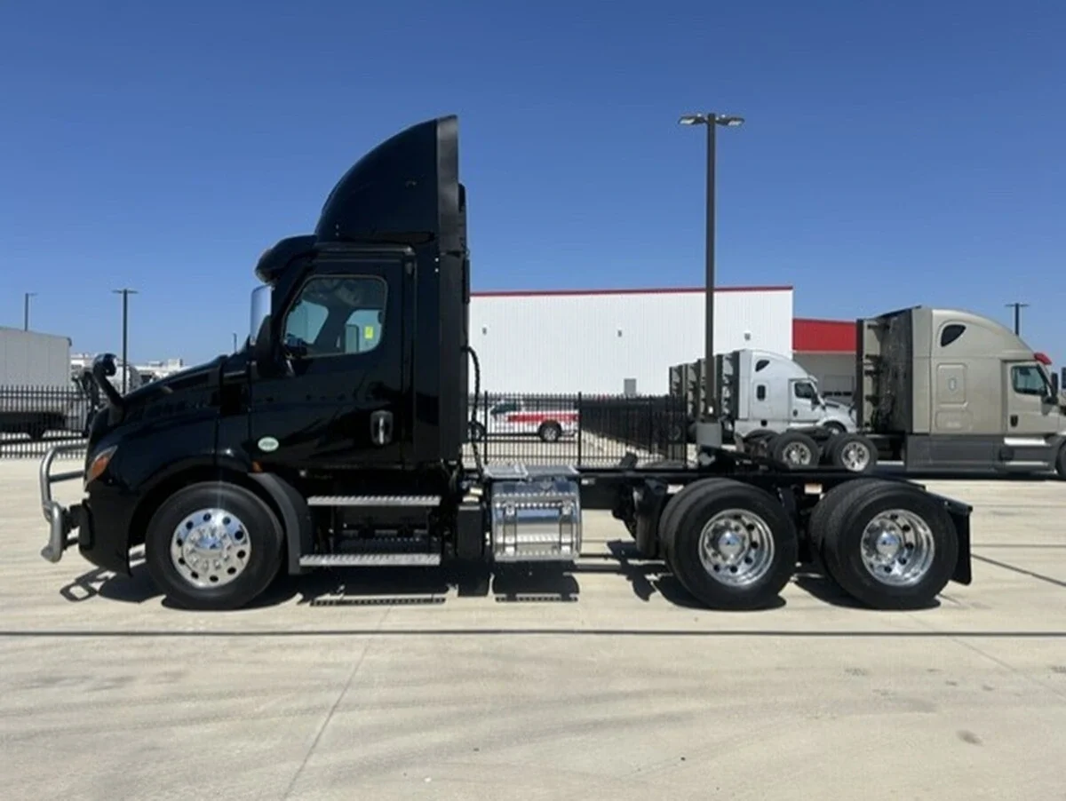 2023 Freightliner Cascadia — photo 2