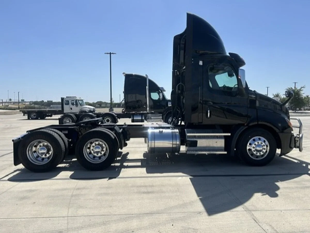 2023 Freightliner Cascadia — photo 7