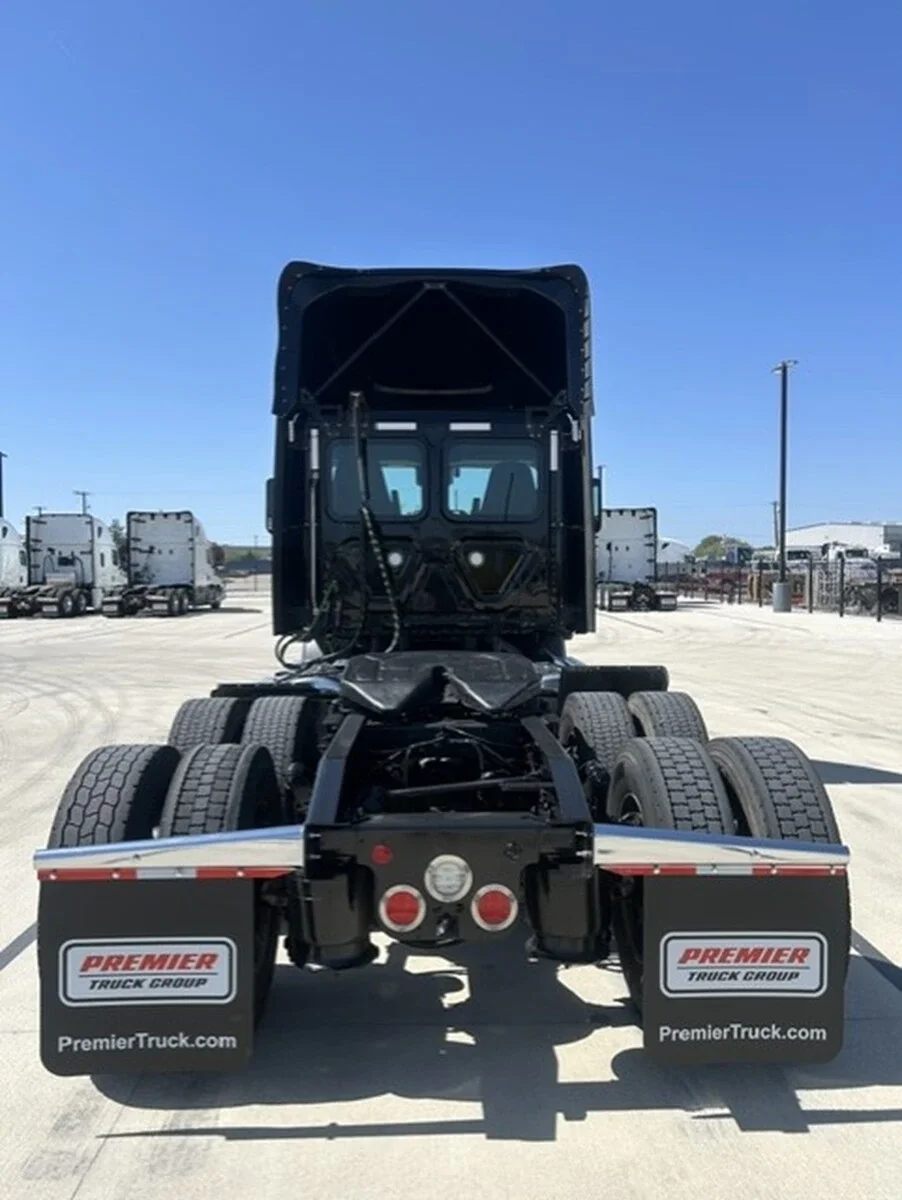 2023 Freightliner Cascadia — photo 4