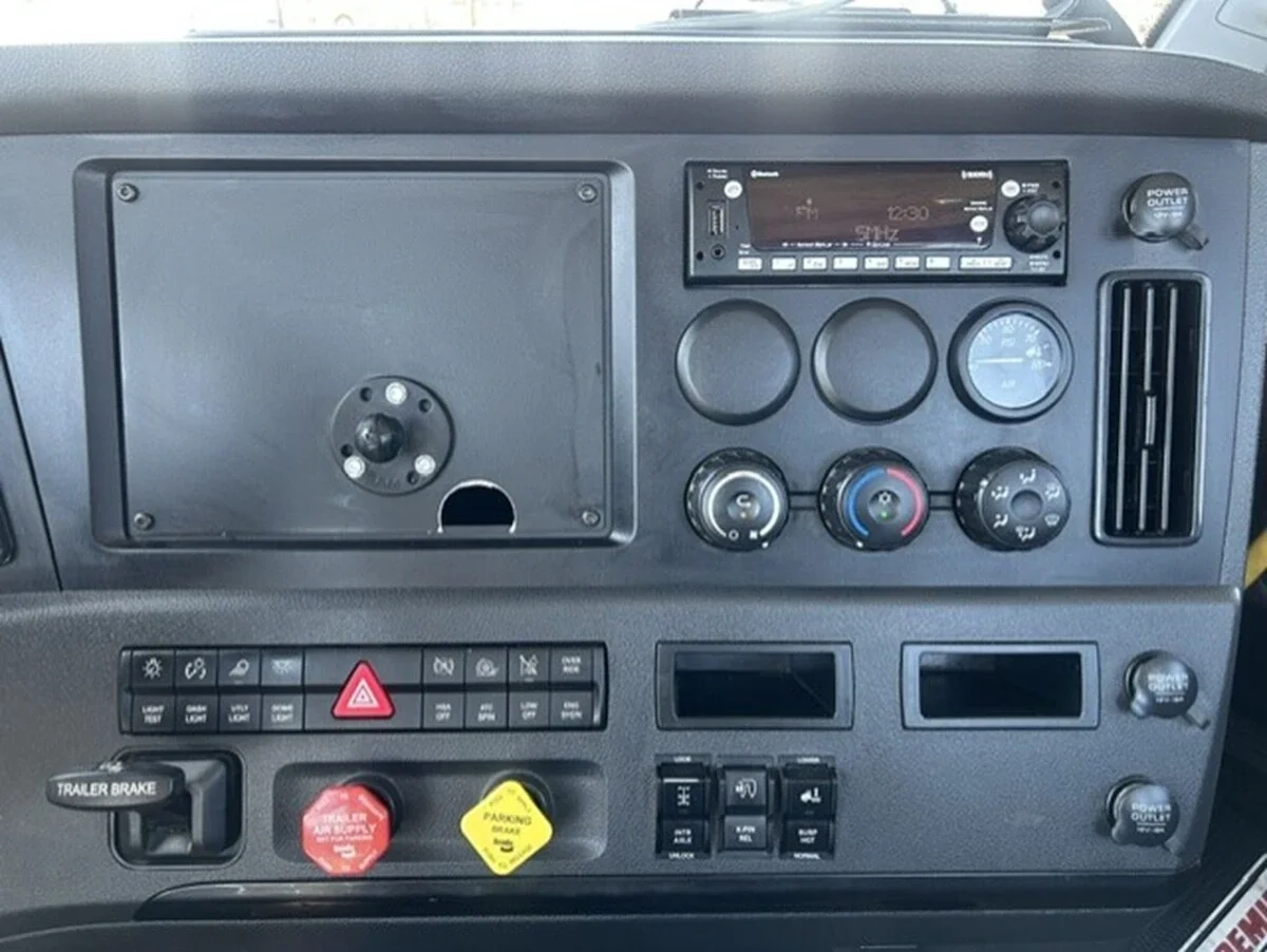 2023 Freightliner Cascadia — photo 17