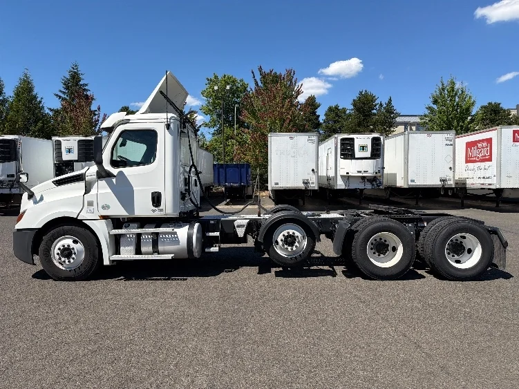 2020 Freightliner Cascadia in Portland, OR — photo 4