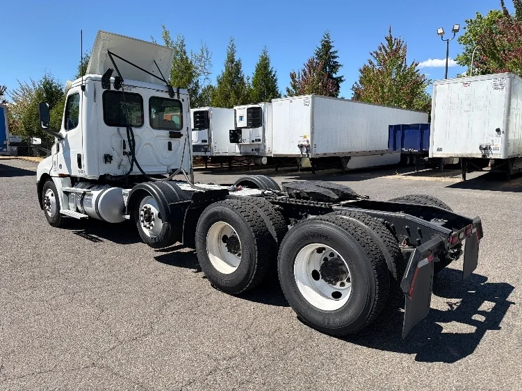 2020 Freightliner Cascadia in Portland, OR — photo 5