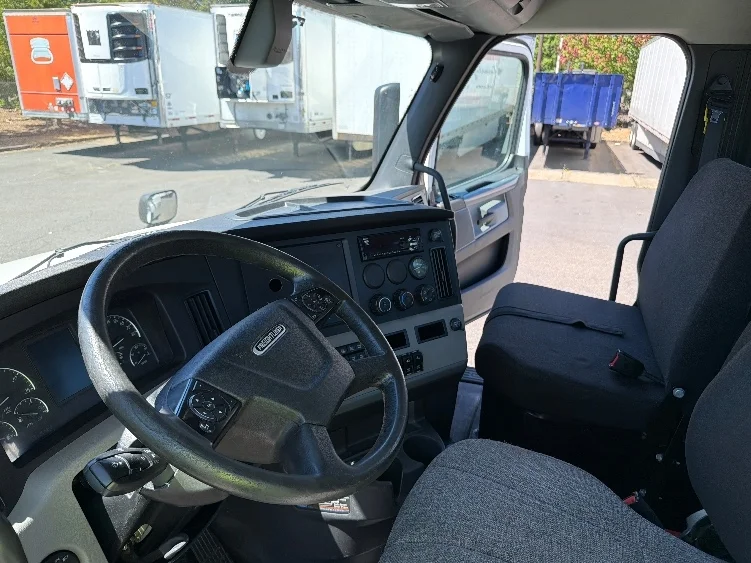 2020 Freightliner Cascadia in Portland, OR — photo 10