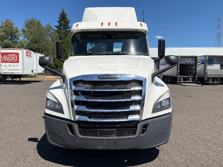 2020 Freightliner Cascadia in Portland, OR — photo 2