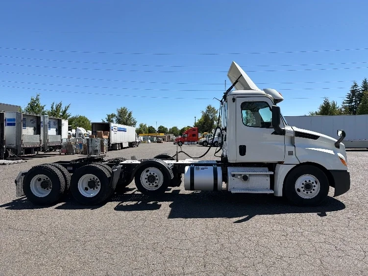 2020 Freightliner Cascadia in Portland, OR — photo 8