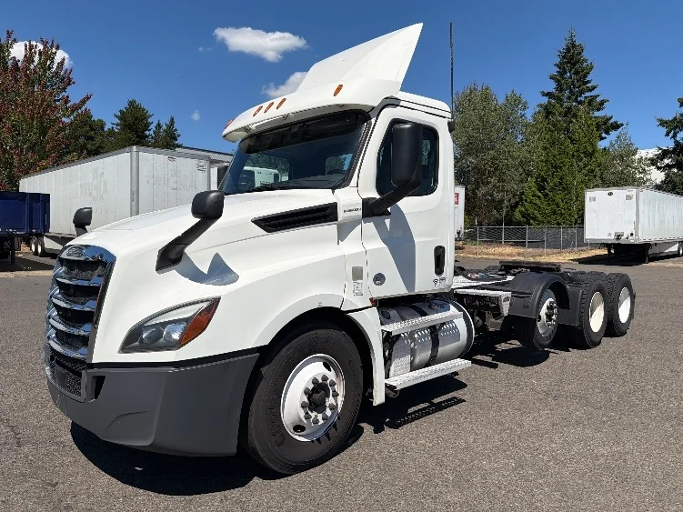 2020 Freightliner Cascadia in Portland, OR — photo 3