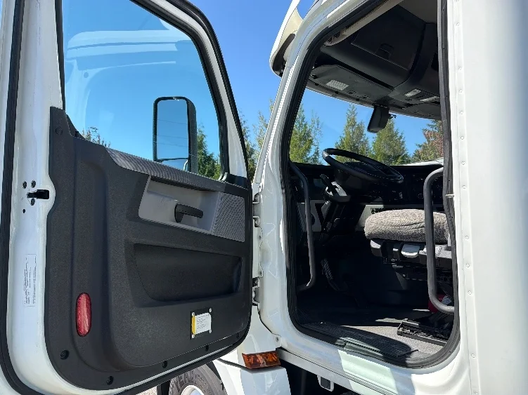 2020 Freightliner Cascadia in Portland, OR — photo 9