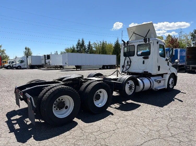 2020 Freightliner Cascadia in Portland, OR — photo 7