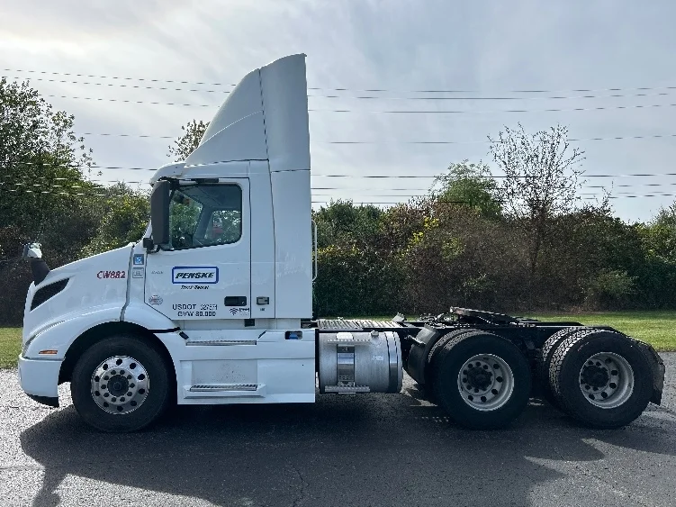 2020 Volvo VNR 640 - image 4