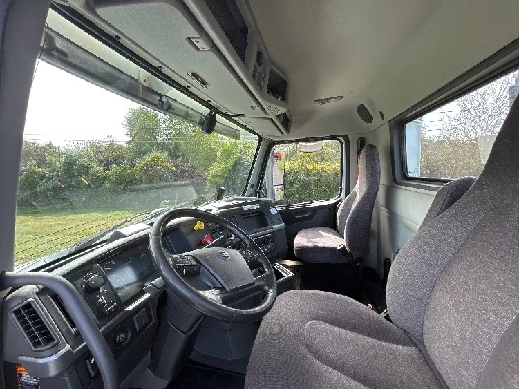 2020 Volvo VNR 640 - image 10