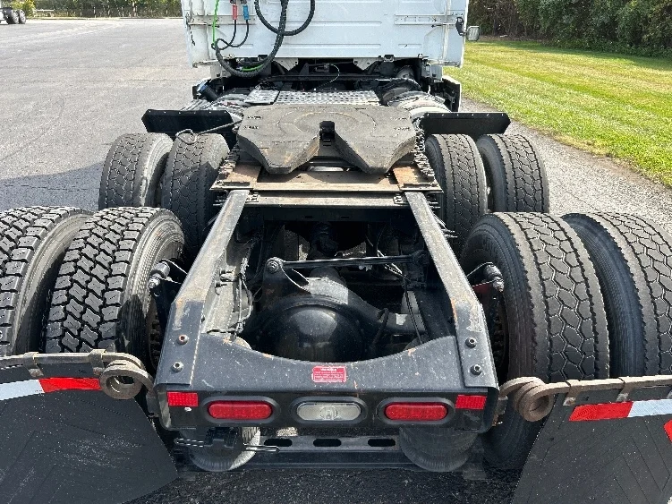 2020 Volvo VNR 640 - image 6