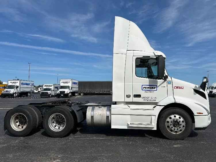 2020 Volvo VNR 640 - image 8