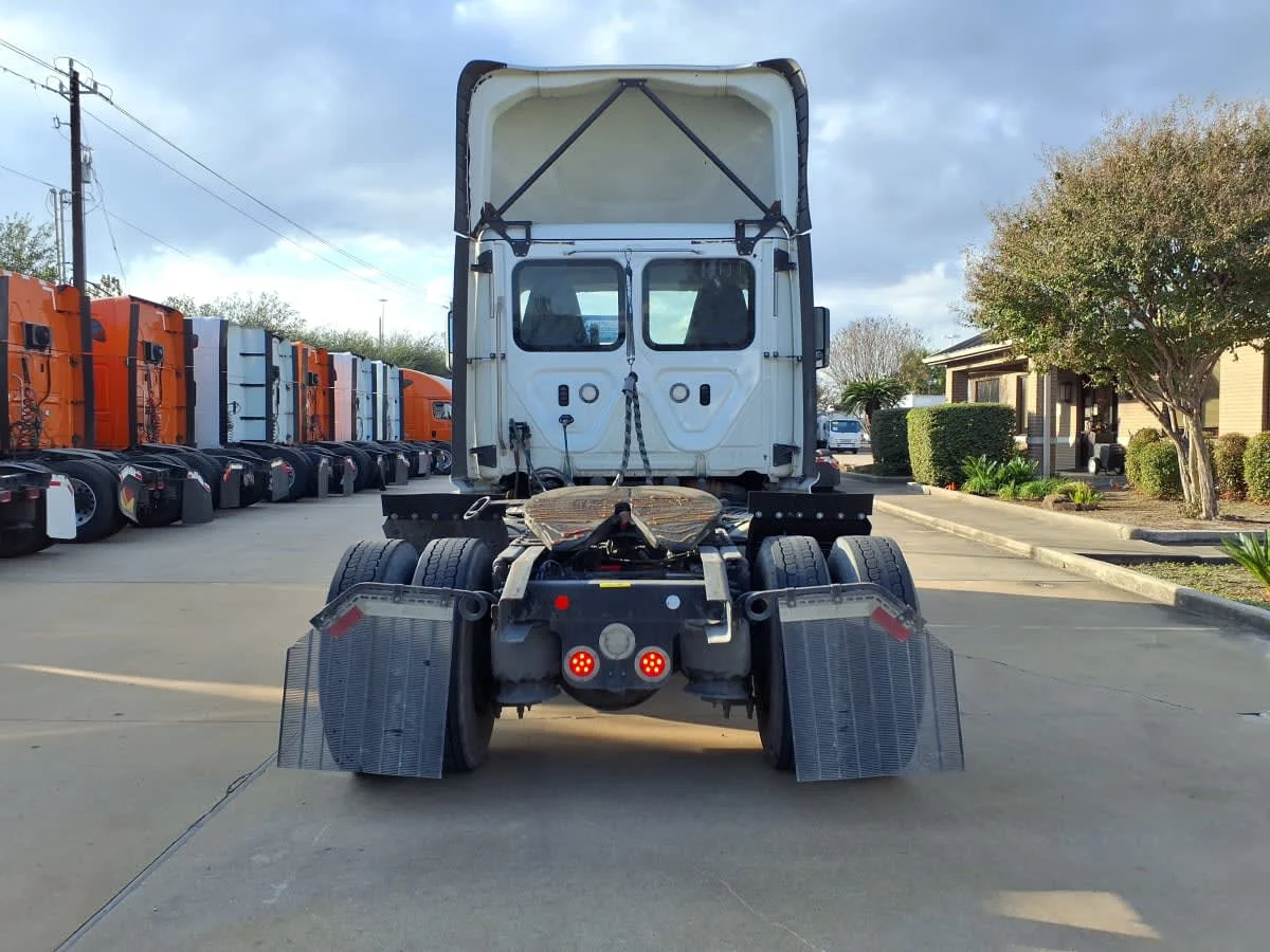 2019 Freightliner Cascadia - image 5
