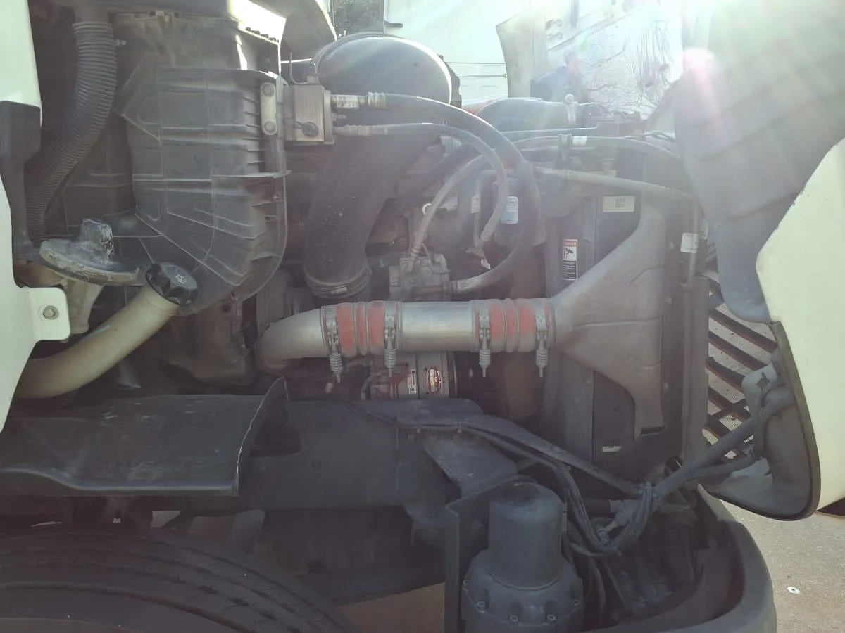 2019 Freightliner Cascadia - image 9