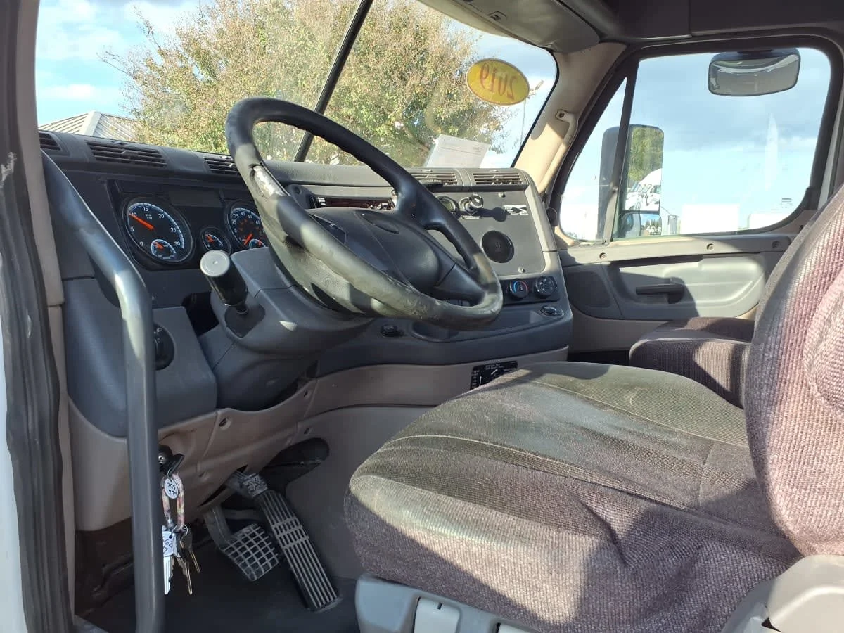 2019 Freightliner Cascadia - image 7