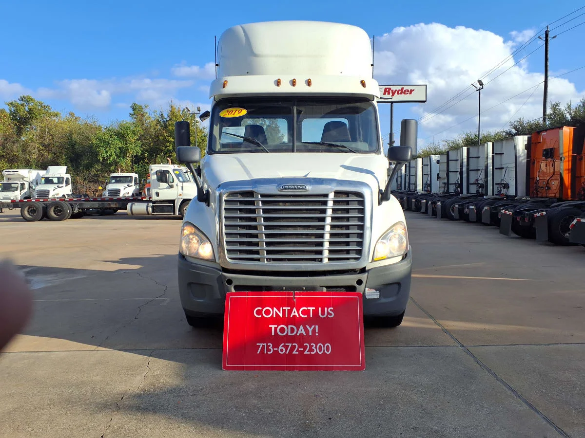 2019 Freightliner Cascadia - image 2