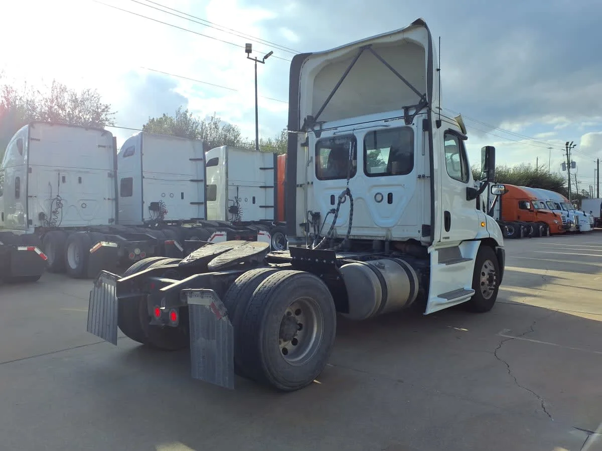 2019 Freightliner Cascadia - image 4
