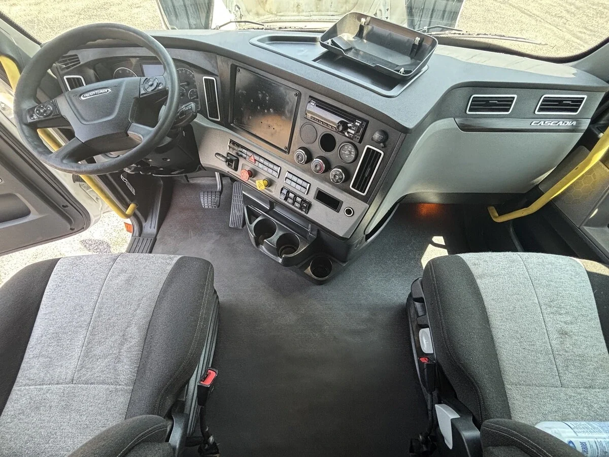 2022 Freightliner Cascadia — photo 17