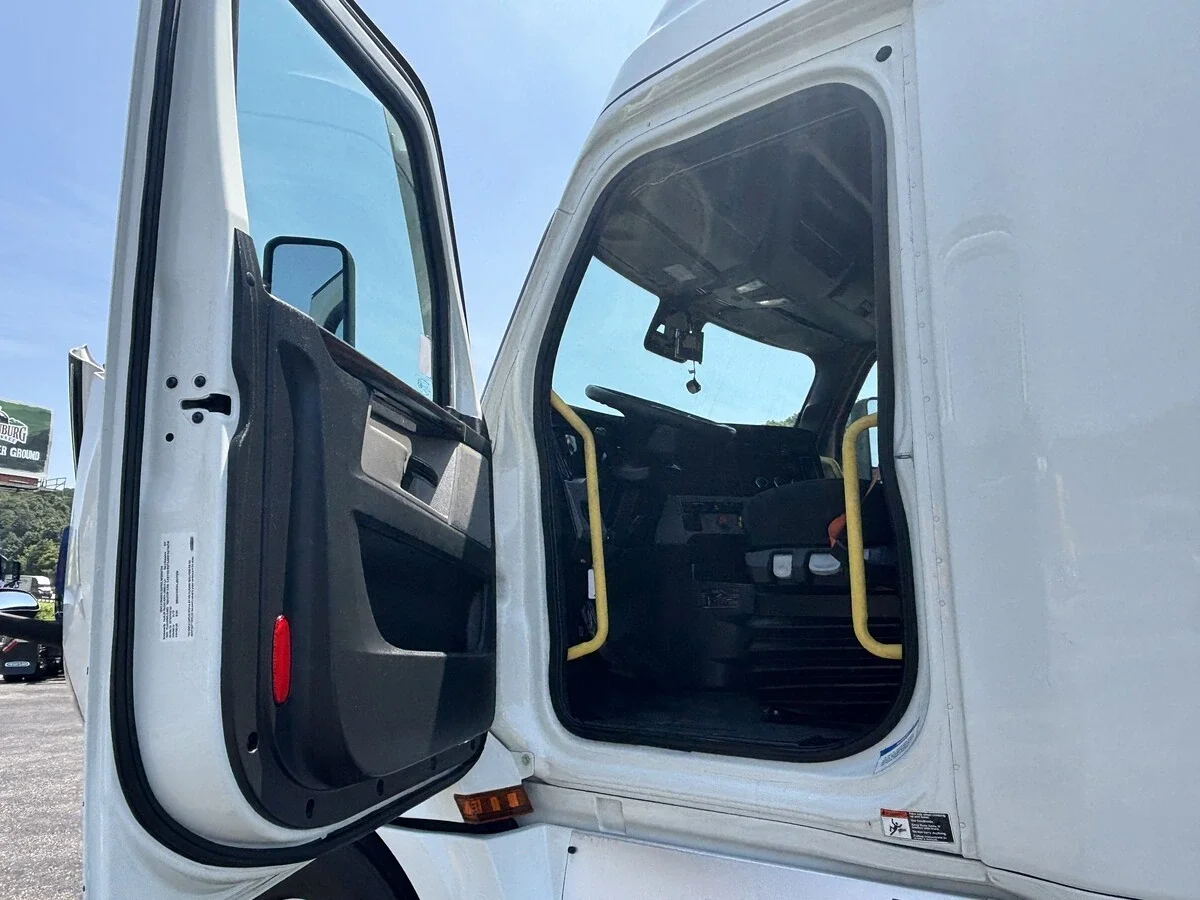 2022 Freightliner Cascadia — photo 16