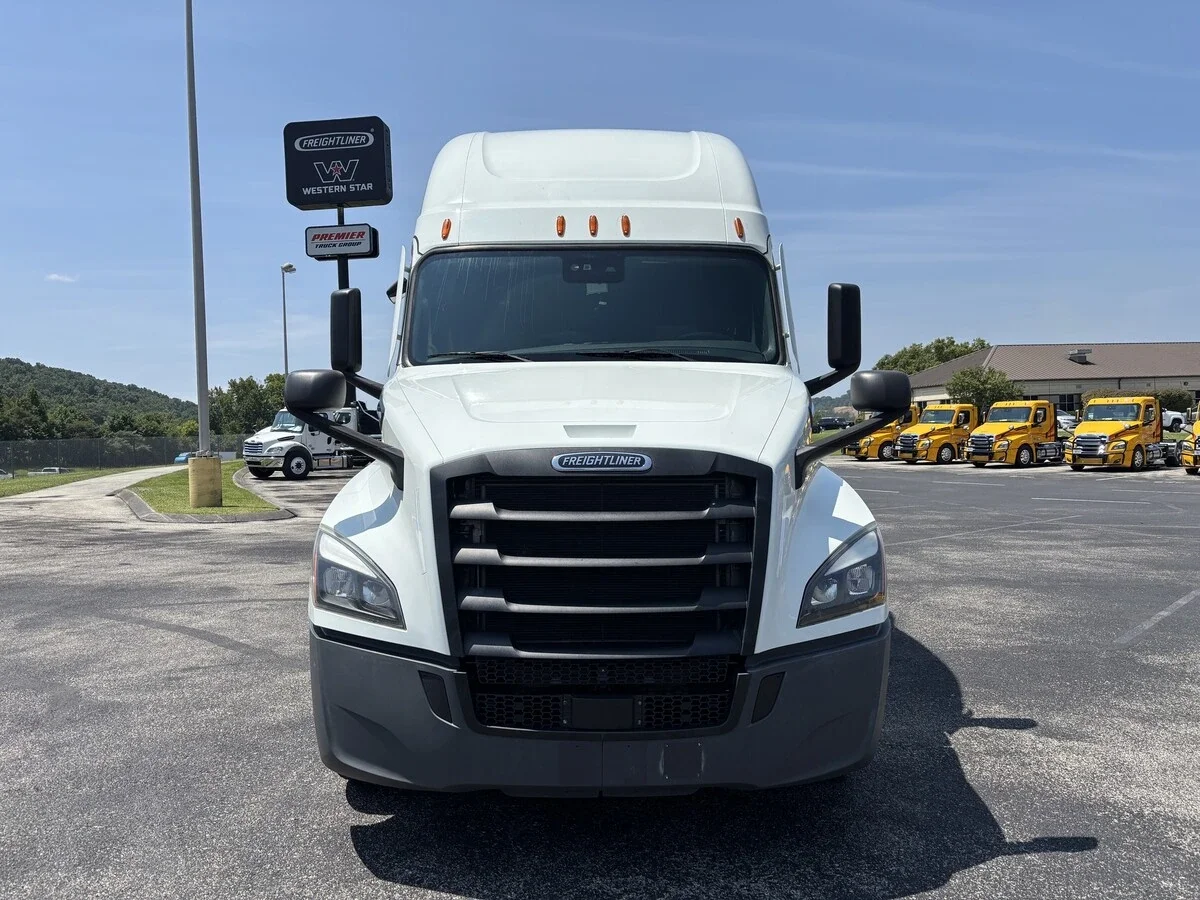 2022 Freightliner Cascadia — photo 2