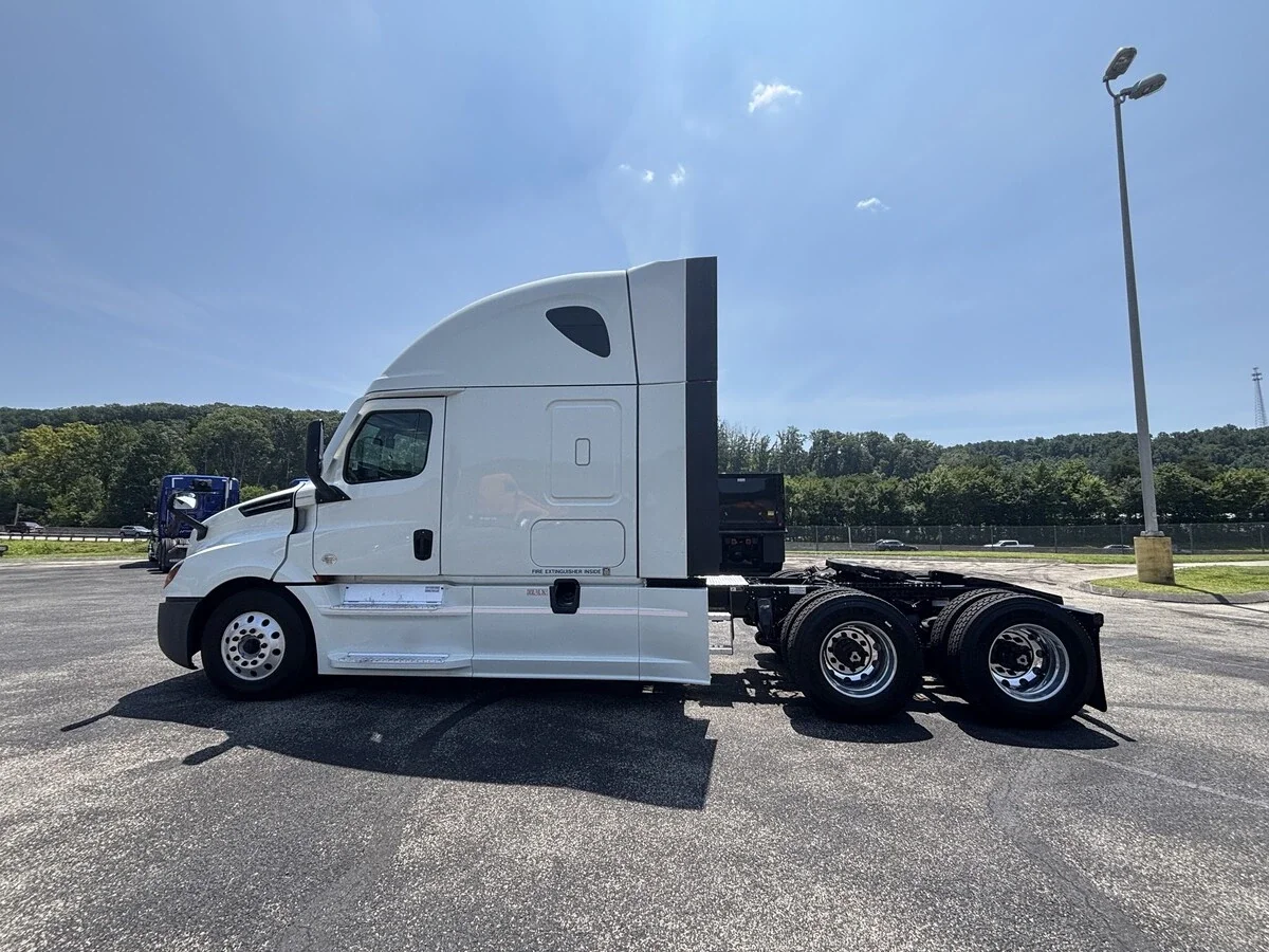 2022 Freightliner Cascadia — photo 8