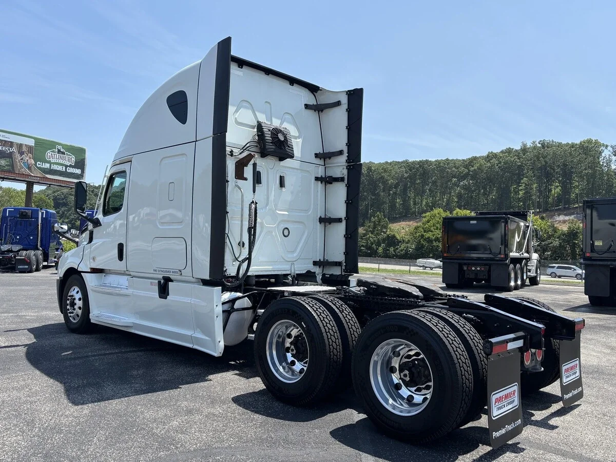 2022 Freightliner Cascadia — photo 7