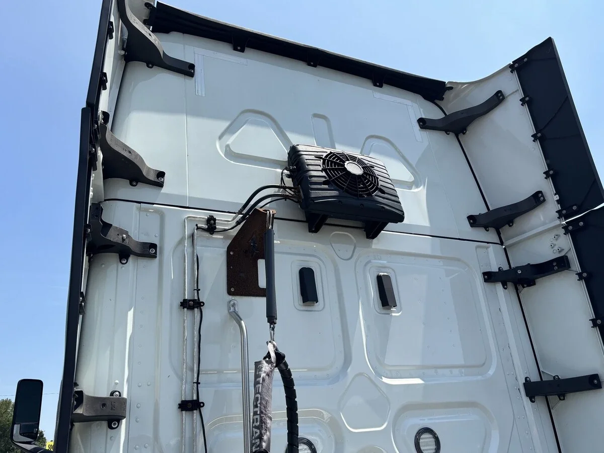 2022 Freightliner Cascadia — photo 11