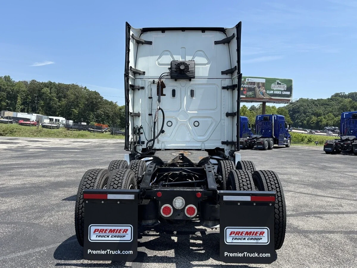 2022 Freightliner Cascadia — photo 6
