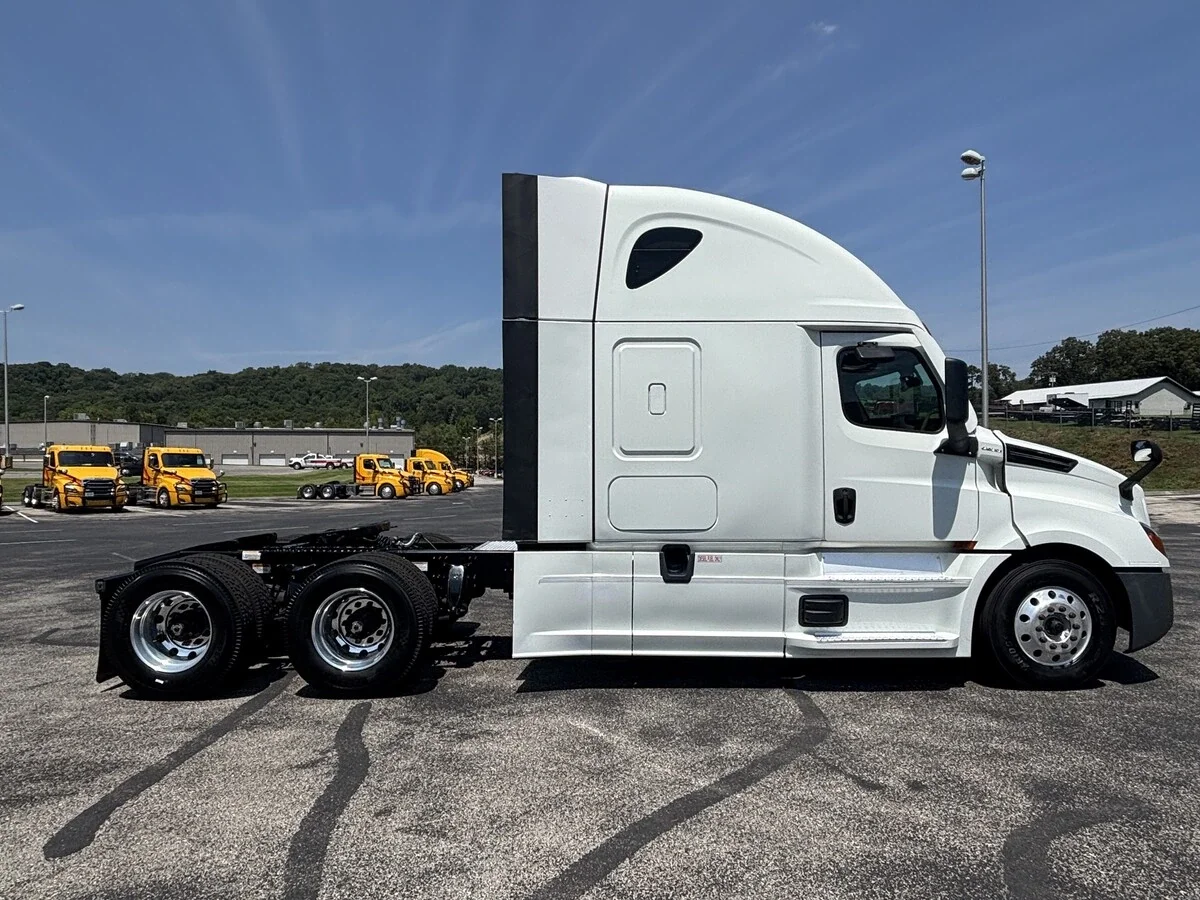 2022 Freightliner Cascadia — photo 4