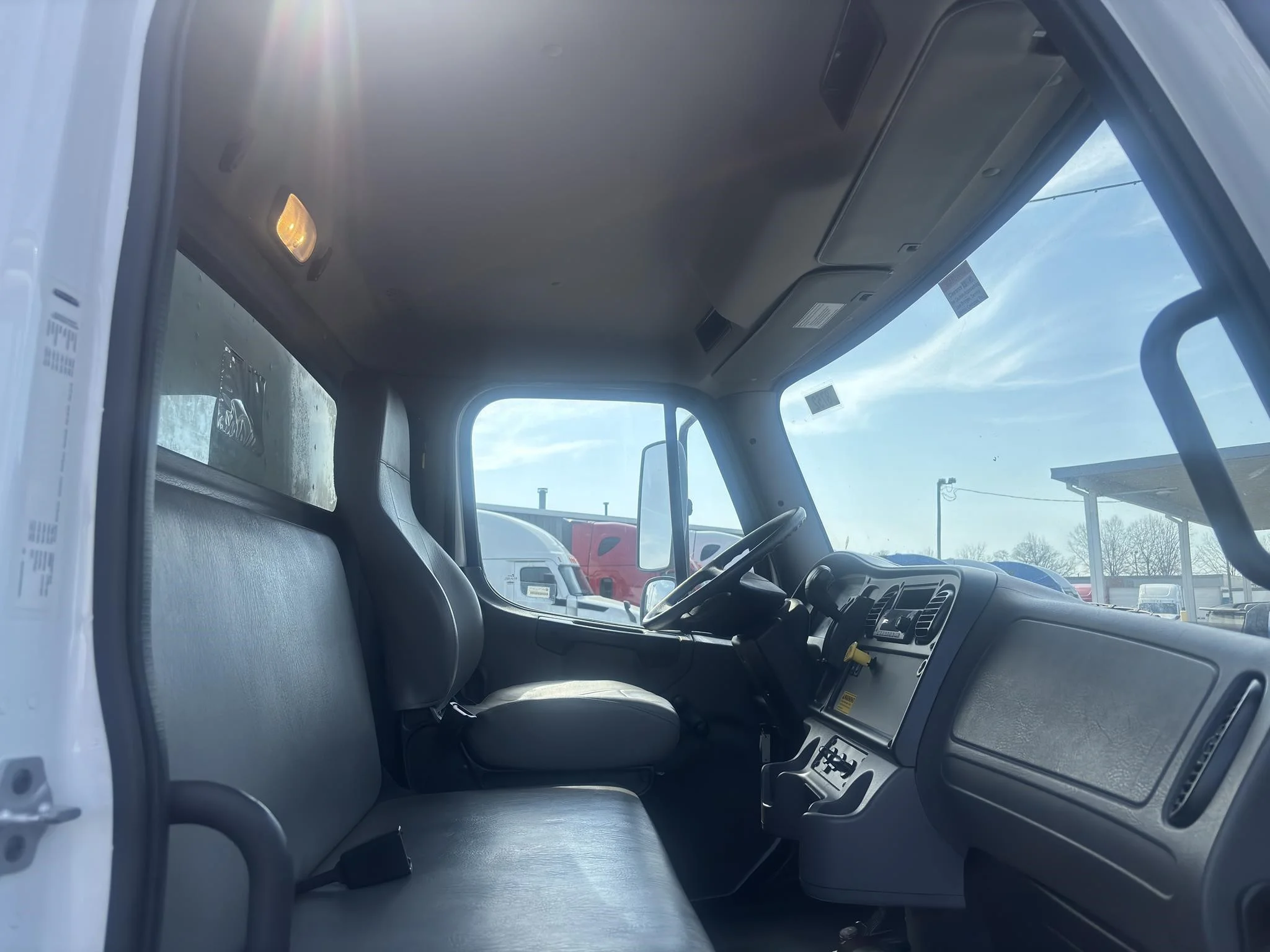 2022 Freightliner eM2 — photo 12