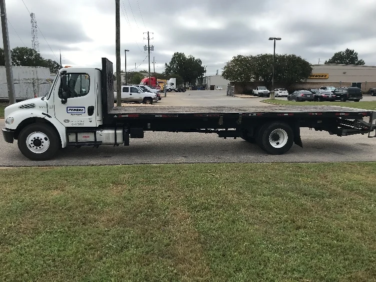 2019 Freightliner M2 106 - image 4