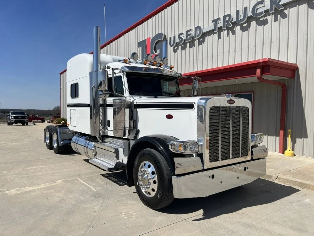 2022 Peterbilt 389 - image 2
