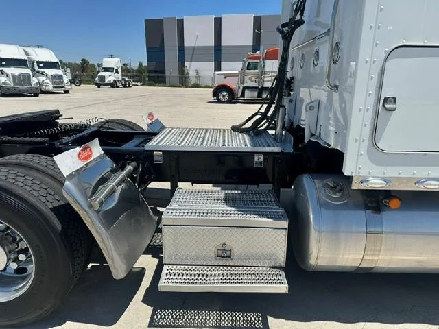 2022 Peterbilt 389 — photo 12