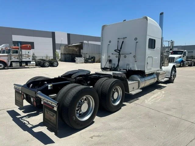 2022 Peterbilt 389 — photo 13