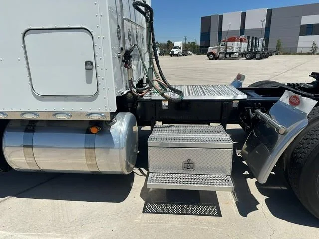 2022 Peterbilt 389 — photo 10