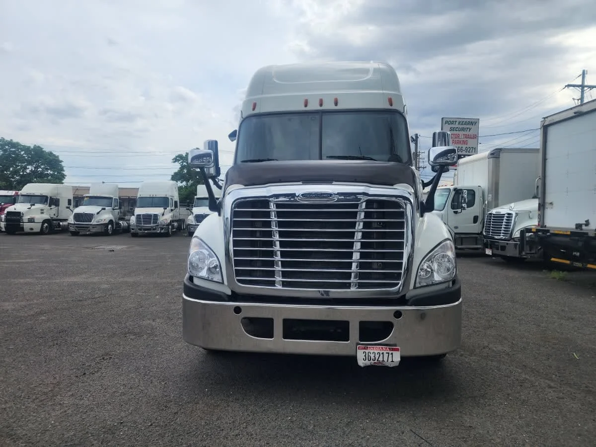 2018 Freightliner Cascadia in Newark, NJ — photo 2