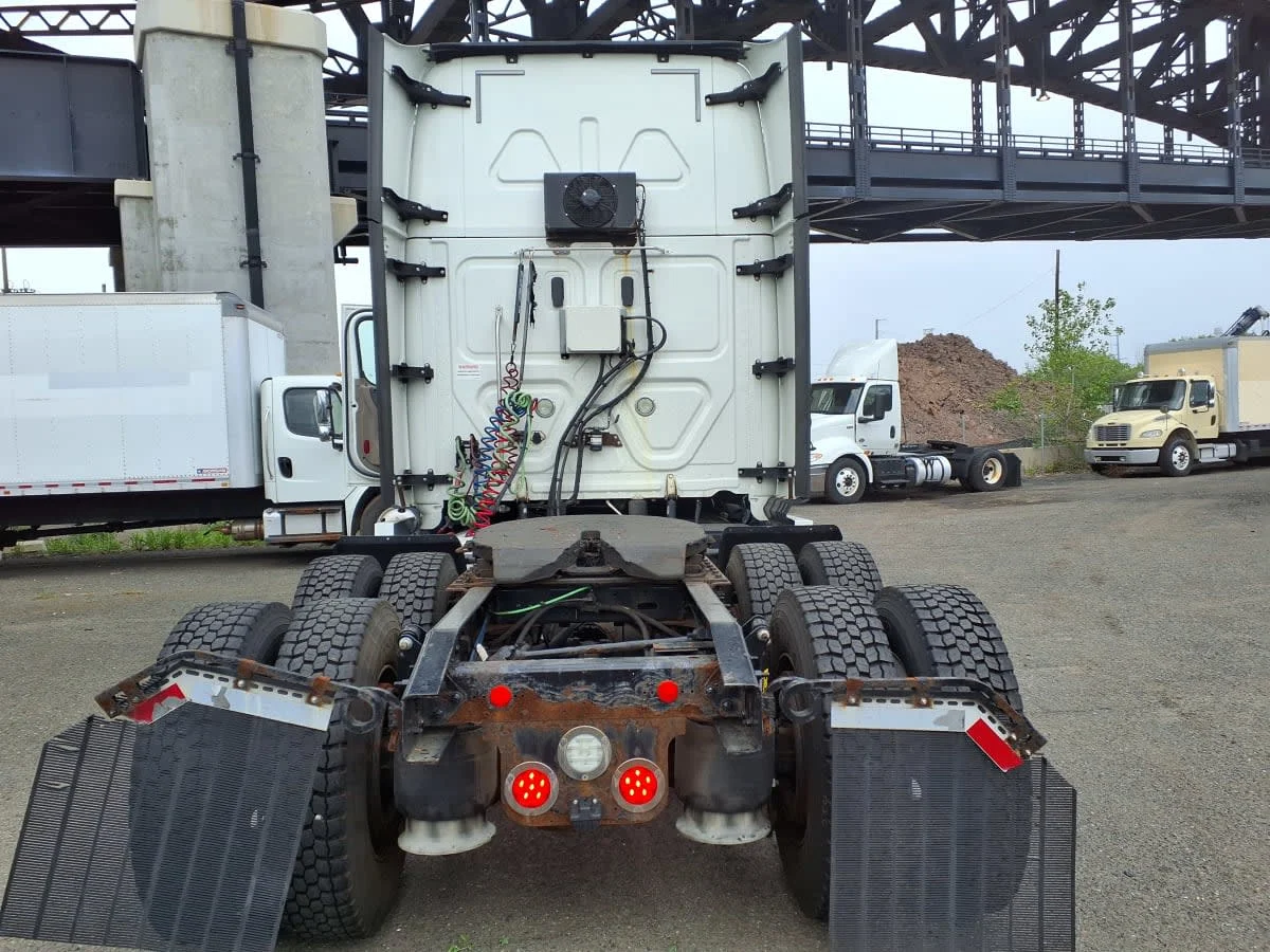 2018 Freightliner Cascadia in Newark, NJ — photo 5