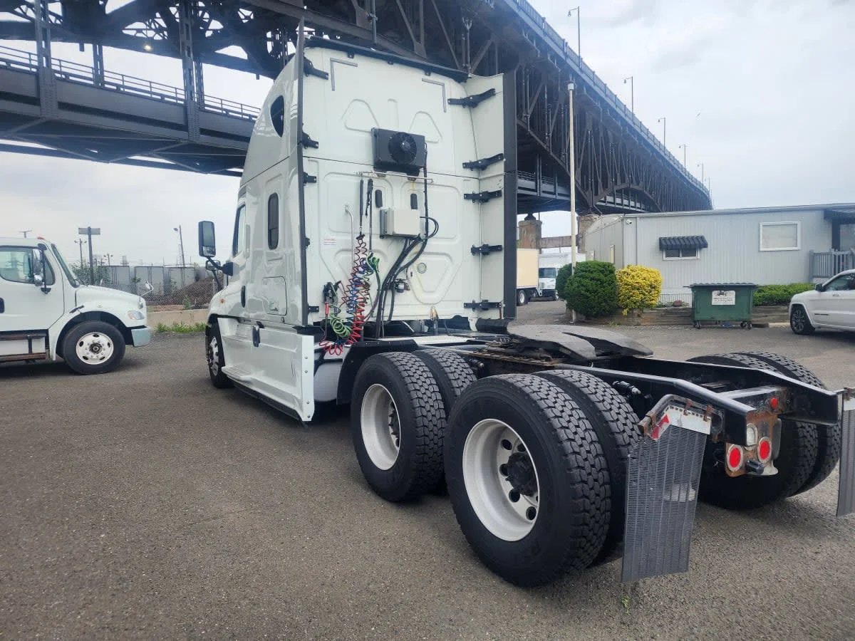 2018 Freightliner Cascadia in Newark, NJ — photo 4