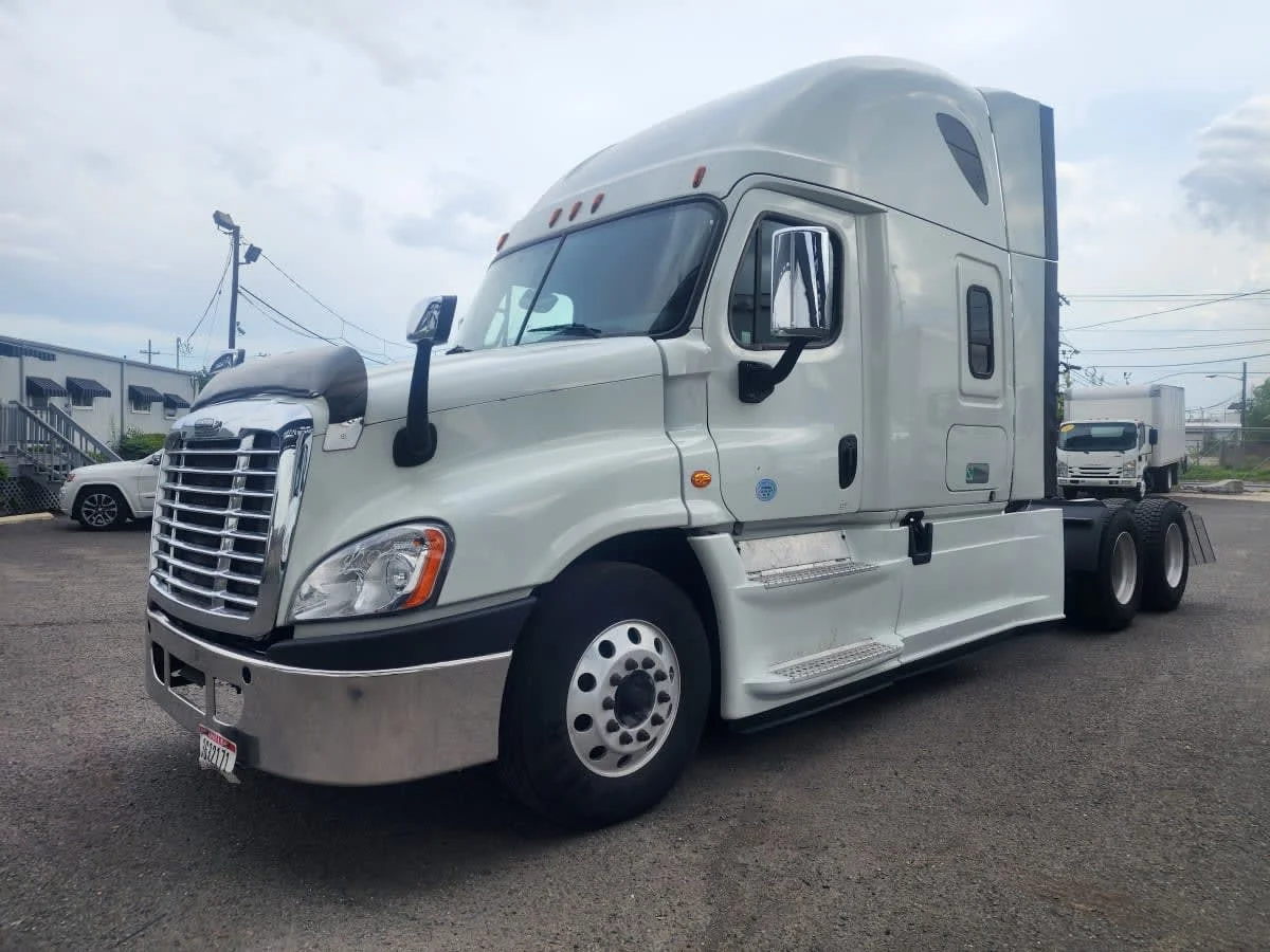 2018 Freightliner Cascadia in Newark, NJ — photo 3