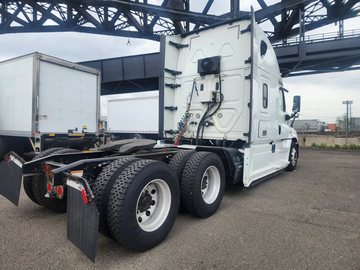 2018 Freightliner Cascadia in Newark, NJ — photo 6