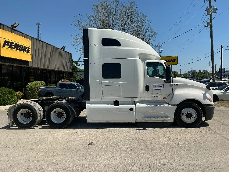 2022 International LT - image 8