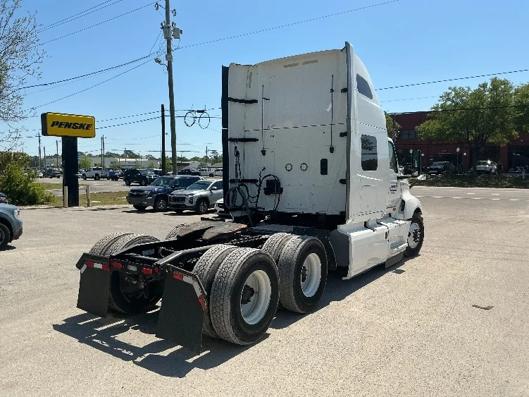 2022 International LT - image 7