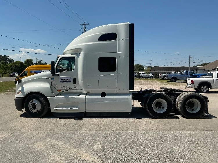 2022 International LT - image 4