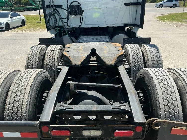 2022 International LT - image 6