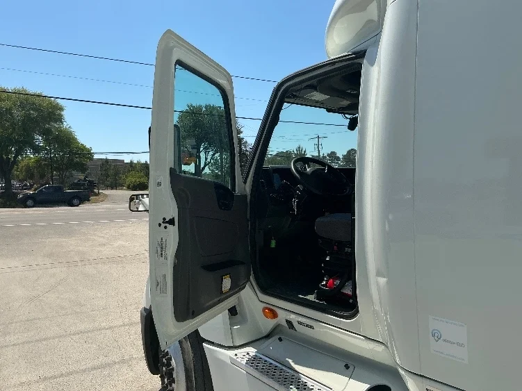 2022 International LT - image 9