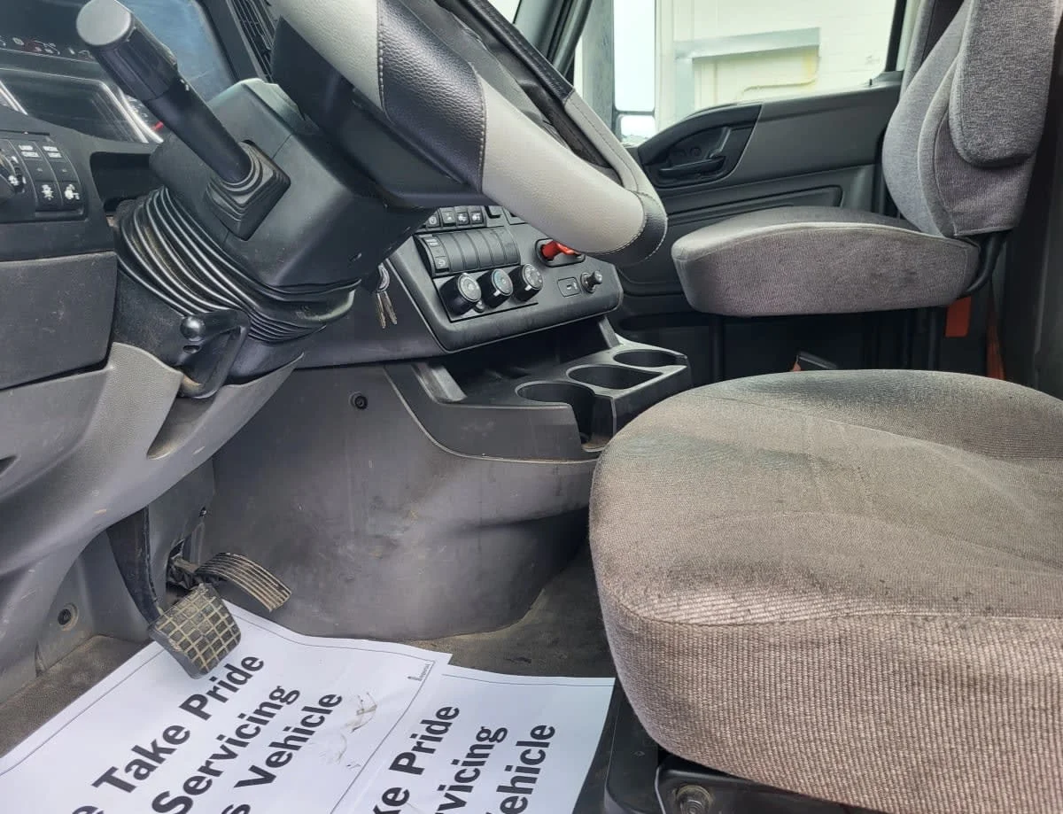 2020 International LT in Jacksonville, FL — photo 10