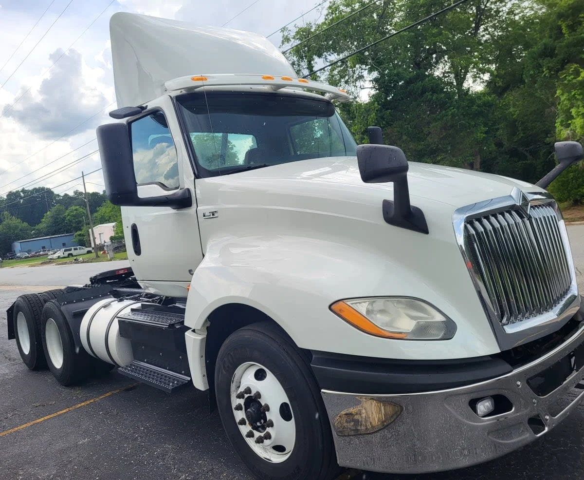 2020 International LT in Jacksonville, FL — photo 3